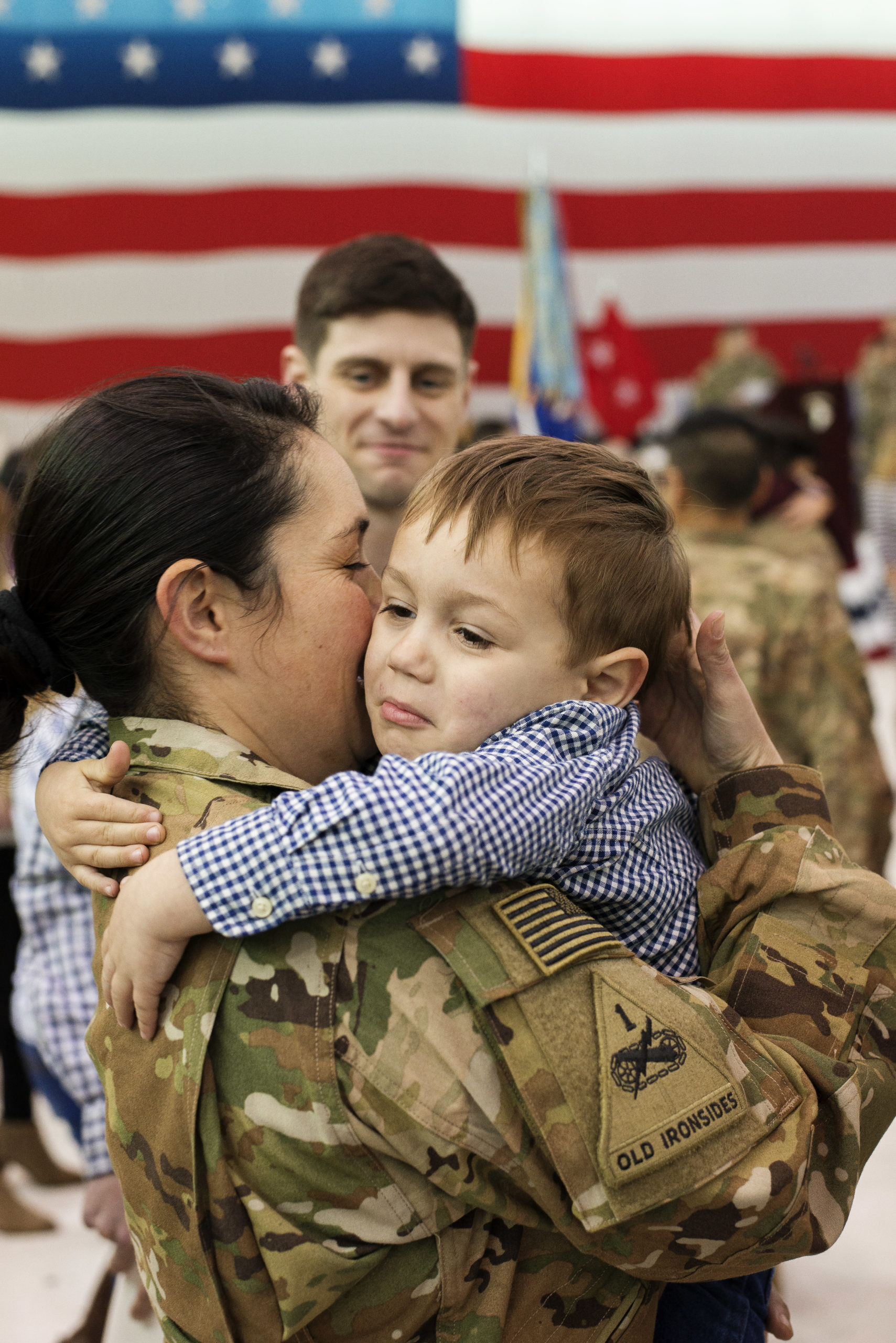 mom embracing son, fort campbell ky homecoming