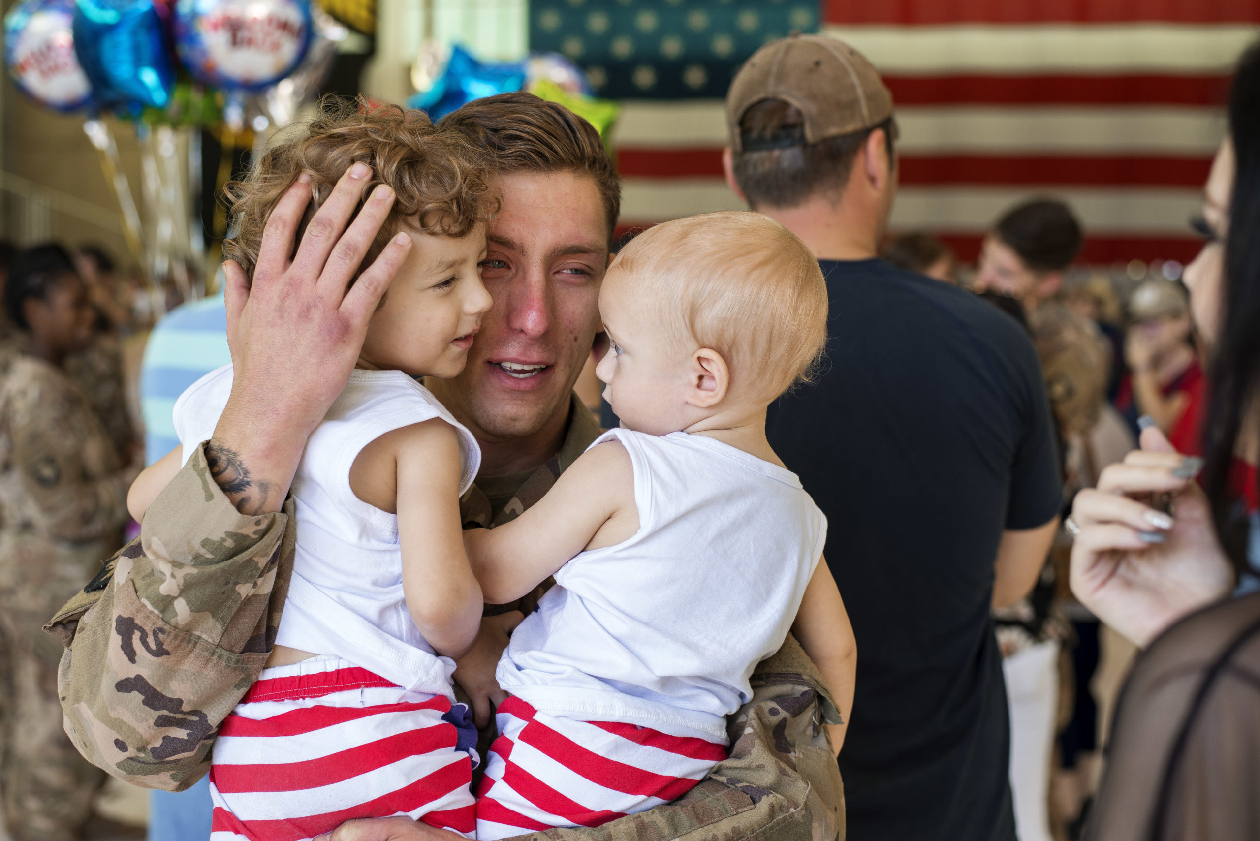 crying dad embracing children, fort campbell ky homecoming