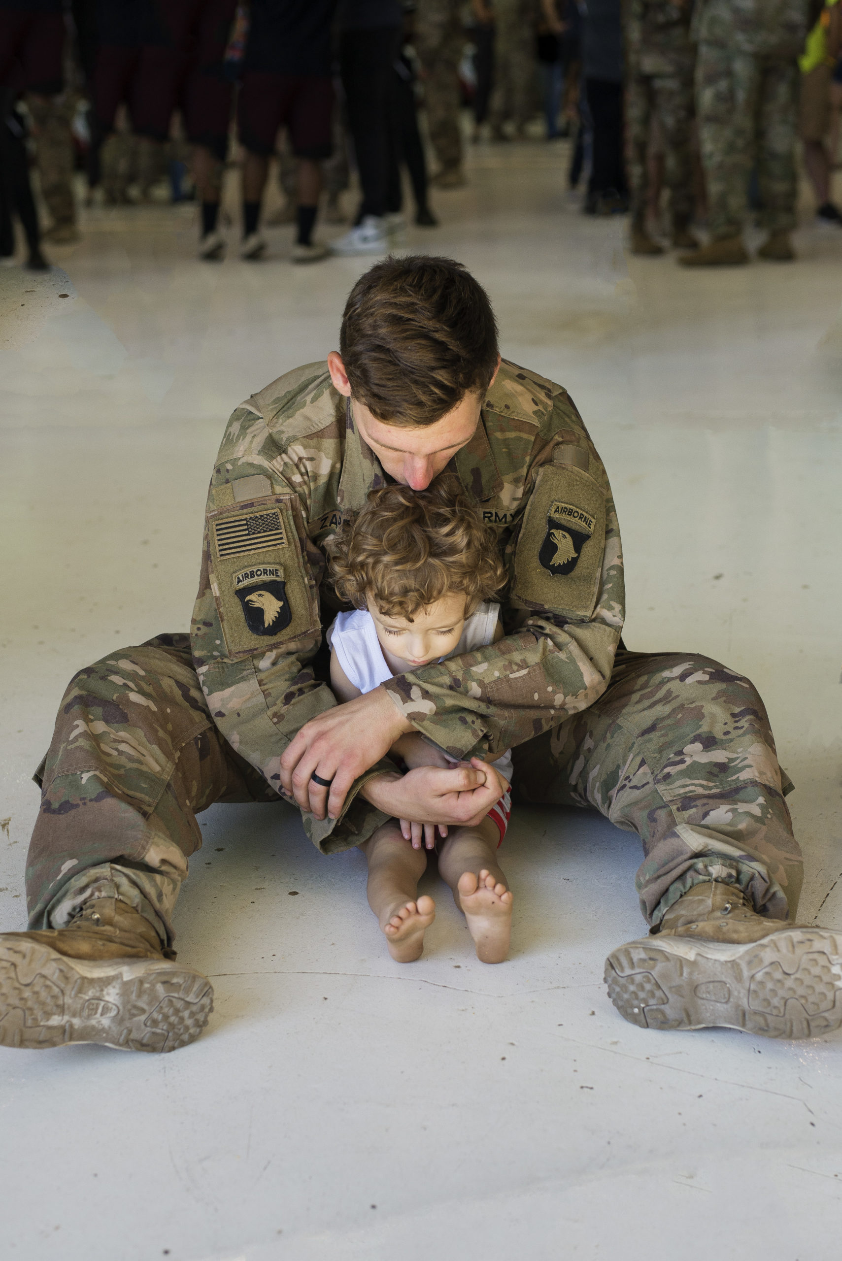 101st Airborne Division (Air Assault) soldier holding son, fort campbell ky homecoming